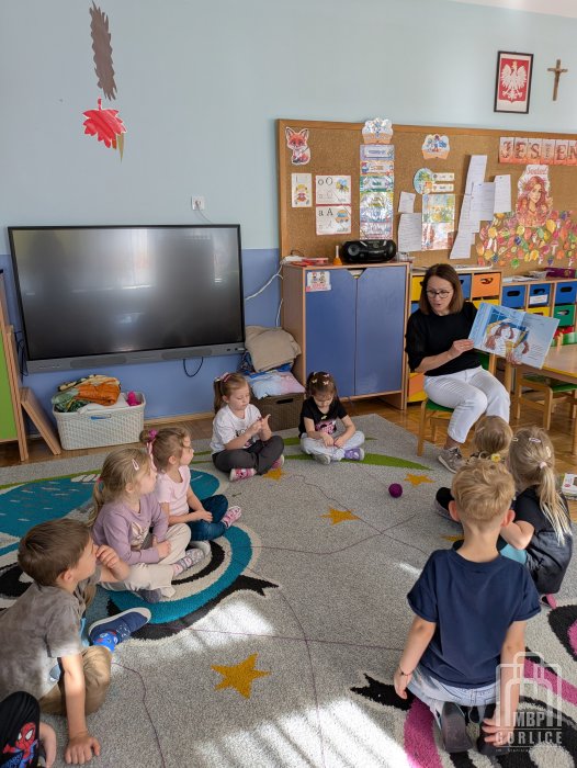 Biblioteka Gorlice, Cała Polska czyta dzieciom Przedszkolaki słuchają ksiązki Niewidzialna nić.jpg